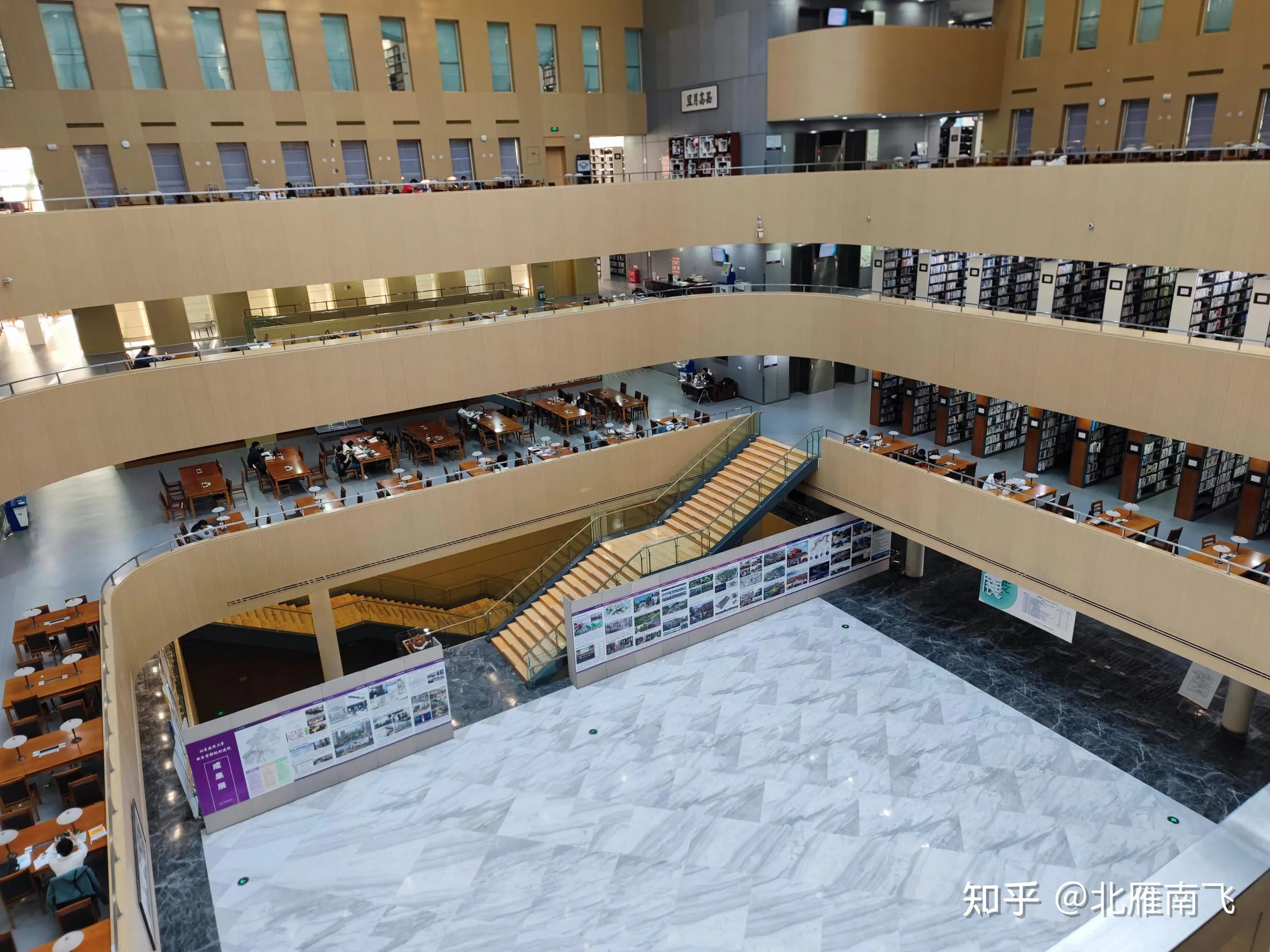 俯瞰图书馆中庭:几层环形回廊与阅览桌