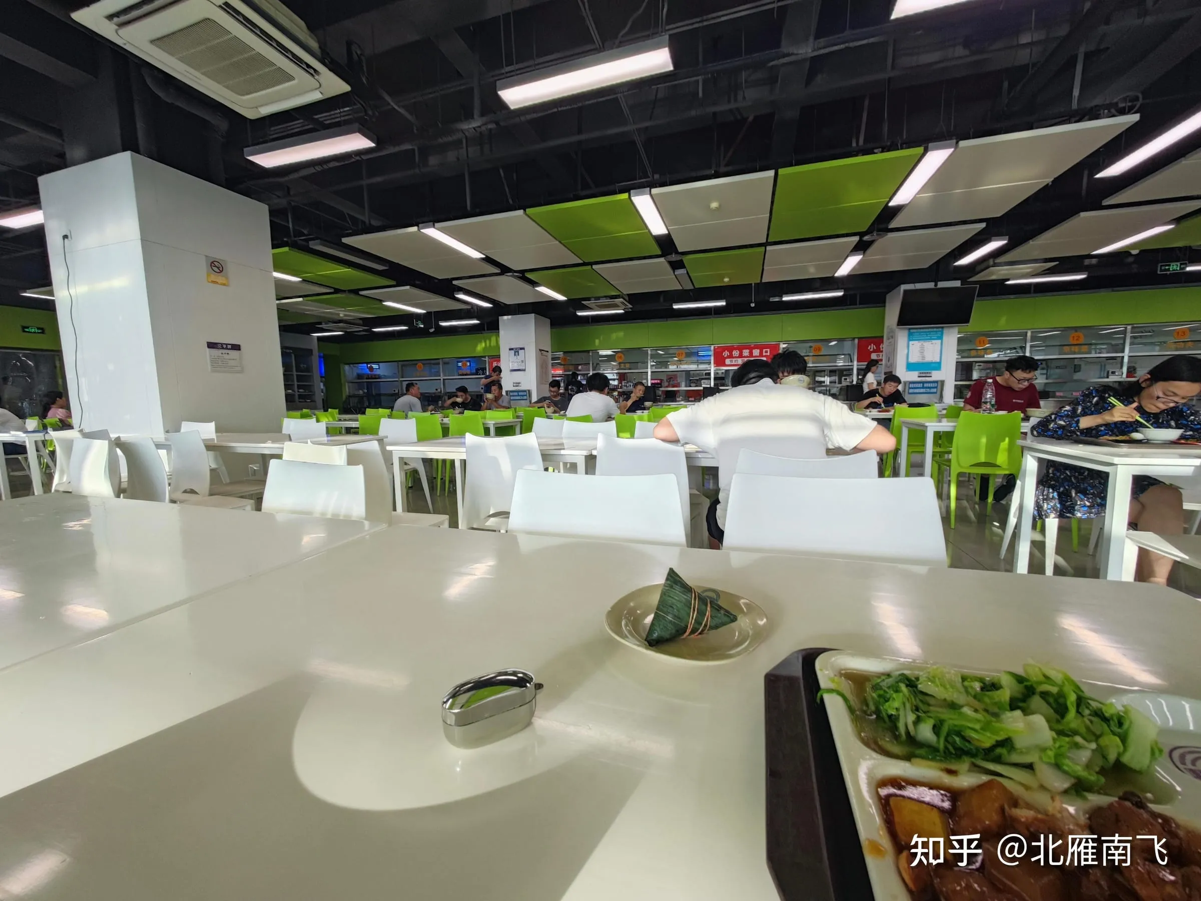 食堂臻园二楼的用餐区,前景是一份餐食